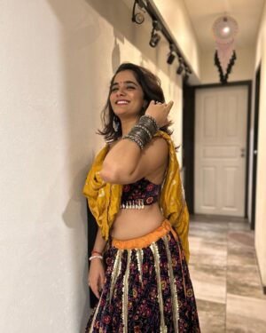 Bhagyashree Mote Instagram - Full colourful!🌈😁
.
.
.
 #look #garba #love #dance #enthusiast