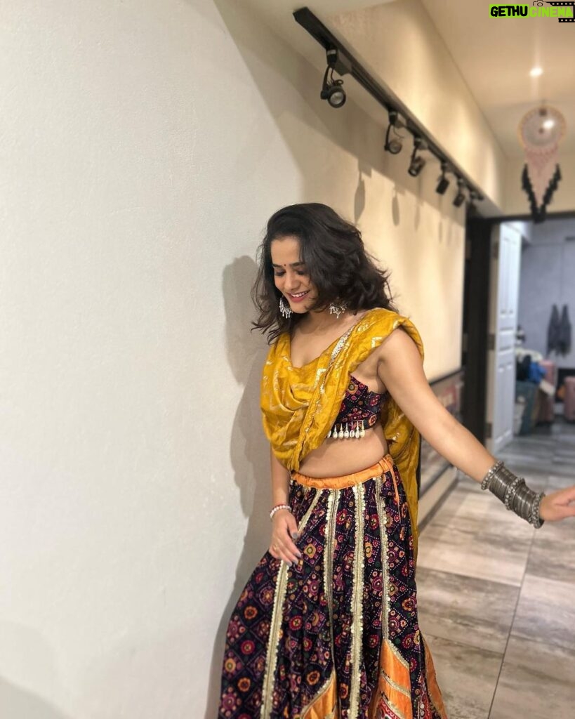 Bhagyashree Mote Instagram - Full colourful!🌈😁 . . . #look #garba #love #dance #enthusiast