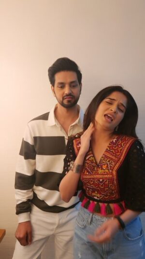Bhavika Sharma Instagram - Kaisa hai yeh dooriyaan 
#ishvi
..
.
#reels
#instagram
#trending
#bts
#ghkkpm
#shaktiarora
#bhavikasharma
#comedy
#comedy reels
#fun