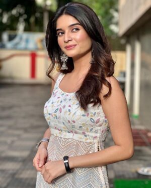 Bhavika Sharma Instagram - Keep watching GHUM HAI KISIKE PYAAR MEIN….
Mon-Sun 8pm only on @starplus 

PS:- My first picture post as SAVI ❤️

#ghkkpm #savi #show