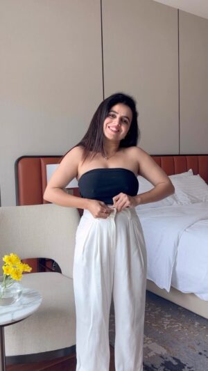 Bhavini Purohit Instagram - Get Ready with me, Vacation Edition ❣️
.
Outfits-
Shirt- @zara 
Trouser- @hm 
Bag- @hm 
Earring- Colaba Street shop
.
#influencer #vacation #style #styling #ootd #fashion #staycation #styleinspiration #trending #reels #bhavinipurohit