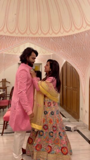 Bhavini Purohit Instagram - Ho Mere Mahiye Jinna Sohna
Na Koi Hoya Na Koi Hona
Je Main Pittal Te Oh Sona Bakhuda ♥️
.
With my forever @dhavalmavreck 🧿
.
#influencer #couple #songs #couplegoals #style #crazy #us #trending #reels #babe #love #dhaval4bhavini #bhavinipurohit