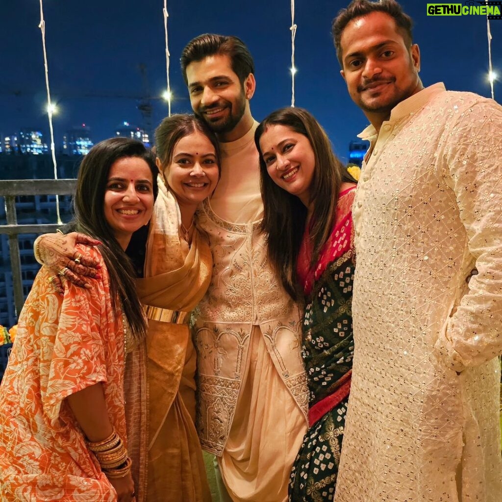 Bhavini Purohit Instagram - Diwali is always extra special with these people ♥️💯 Happy Diwali to you all 😇 #diwali #family #friends #ootd #indianwear #celebration #insta Mumbai, Maharashtra