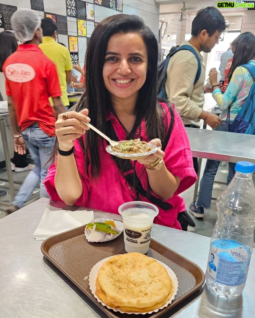 Bhavini Purohit Instagram - Delhi food >> swipe to know what all we ate 😍 . @dhavalmavreck took to the best n famous places in Delhi for food♥️ . #influencer #food #foodporn #crazy #madness #travel #addict #bhavinipurohit