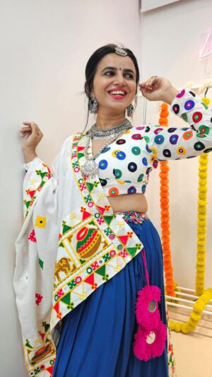Bhavini Purohit Instagram - 5/9 Navratri fits , #stylewithbee
.
Outfit- @loveandlabelsbyhemakshii 
Jewellery - @amazondotin 
Earings- @gehnacollections 
.
.
ShotBy- @dhavalmavreck 
.

#influencer #navratri #navratrispecial #style #fashionweek #gujju #dance #trend #trendingreels #styling #bhavinipurohit