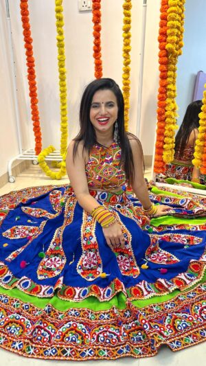 Bhavini Purohit Instagram - 4/9 Navratri fits! #stylewithbee 
.
Blouse- @loveandlabelsbyhemakshii 
Ghagra- Street shopping, Kandivali 
Jewellery- @amazondotin 
.
#influencer #style #navratri #navratrispecial #dandiya #garba #dance #trend #trendingreels #bhavinipurohit