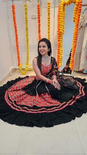 Bhavini Purohit Instagram - 1/9 looks for Navratri- My favourite time of the year is around the corner so styling my fav outfits for y’all 🥁 ❤️
.
Outfit- @loveandlabelsbyhemakshii 
Jewellery- @gehnacollections 
MUH- @pastelpalettes_manali 
.
ShotBy- @dhavalmavreck 
.
#influencer #makeup  #navratri #chaniyacholi #traditional #indianwear #garba #dandiya #makeuplover #trend #bhavinipurohit