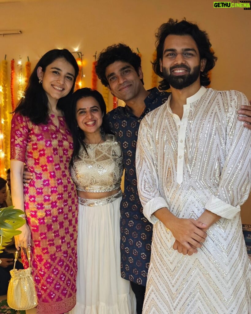 Bhavini Purohit Instagram - #TuborgWaliDiwali with all this patakas ♥️ @tuborg . Celebration with #TuborgWaliDiwali #tuborgicedraft #whynot #tuborgzerosoda #opentomore