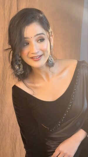 Celesti Bairagey Instagram - #blacksaree 🖤 
Photos and videos credit goes to @meenakshi.bairagey 😍
Makeup and hair @makeoverbymrinali 😘
Outfit from @chandzeenty ❤️

#indianwear #black #traditional #makeupartist #makeup #bts #behindthescenes
