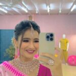 Celesti Bairagey Instagram – #bloopers 🫠
Beautiful makeover by @sparklebysahida ❤️
Mekhela sador by @phamingkham ❤️
Jewellery by @konmani_store ❤️

#makeupartist #makeup #makeuplook #indianwear #indianwedding #indianbride #bridemakeup #makeuplover