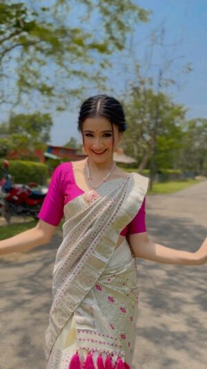 Celesti Bairagey Instagram - #late for #trend but, why not🤍

Makeover by @bineegogoi 😘
Mekhela sador by @phamingkham ❤️
Jewellery from @konmani_store ❤️

#saree #indianwear #makeupartist #makeup #assam