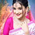 Celesti Bairagey Instagram - Beautiful makeover by @sparklebysahida 💕 Mekhela sador by @phamingkham 💕 Jewellery by @konmani_store 💕 Photo credit @pallab__photography 📸 #makeupartist #makeup #bridal #bridalmakeup #indianwear #bride Pha Ming Kham