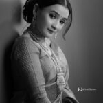 Celesti Bairagey Instagram - मोहे रंग दो लाल❤️ Wearing @momis_wardrobe Makeover by @makeoverbymrinali Photo credit @nip_jyoti_barman_photography Last picture by @meenakshi.bairagey #bride #bridalmakeup #mekhelasador #indianbride #indianwear #traditionalwear #red #makeupartist #makeupoftheday #makeup Guwahati, Assam