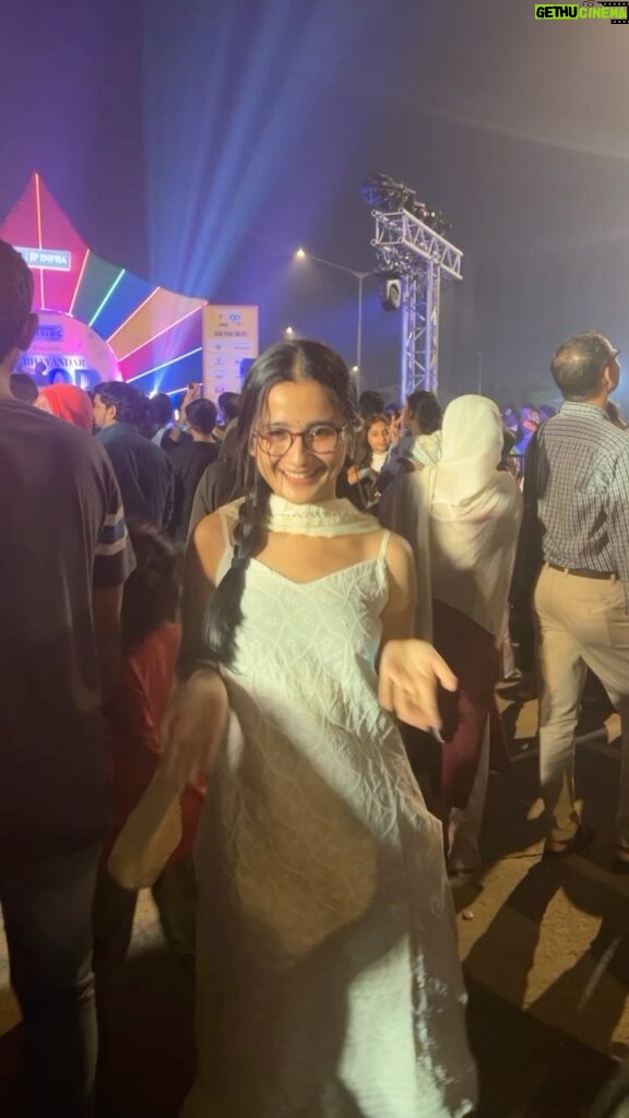 Celesti Bairagey Instagram - Dance in public challenge🙈😂 #mainkhiladi #danceinpublic #selfiee #akshaykumar Dress from @trend_on_the_go