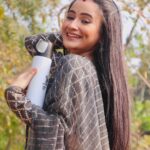 Celesti Bairagey Instagram - #outdoorshoot with my own customised sipper bottle from @hand_moves__ ❤️ Mumbai - मुंबई