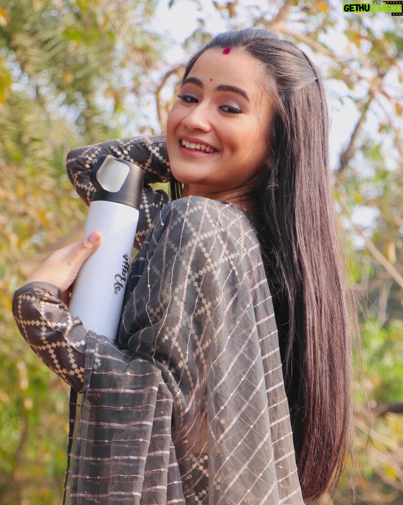 Celesti Bairagey Instagram - #outdoorshoot with my own customised sipper bottle from @hand_moves__ ❤️ Mumbai - मुंबई