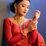 Celesti Bairagey Instagram - मोहे रंग दो लाल❤️ Wearing @momis_wardrobe Makeover by @makeoverbymrinali Photo credit @nip_jyoti_barman_photography Last picture by @meenakshi.bairagey #bride #bridalmakeup #mekhelasador #indianbride #indianwear #traditionalwear #red #makeupartist #makeupoftheday #makeup Guwahati, Assam