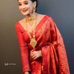 Celesti Bairagey Instagram - मोहे रंग दो लाल❤️ Wearing @momis_wardrobe Makeover by @makeoverbymrinali Photo credit @nip_jyoti_barman_photography Last picture by @meenakshi.bairagey #bride #bridalmakeup #mekhelasador #indianbride #indianwear #traditionalwear #red #makeupartist #makeupoftheday #makeup Guwahati, Assam