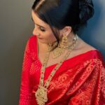 Celesti Bairagey Instagram - मोहे रंग दो लाल❤️ Wearing @momis_wardrobe Makeover by @makeoverbymrinali Photo credit @nip_jyoti_barman_photography Last picture by @meenakshi.bairagey #bride #bridalmakeup #mekhelasador #indianbride #indianwear #traditionalwear #red #makeupartist #makeupoftheday #makeup Guwahati, Assam