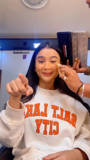 Celesti Bairagey Instagram - Makeup artist aur hairstylist pareshaan mere reels se🤭🧡