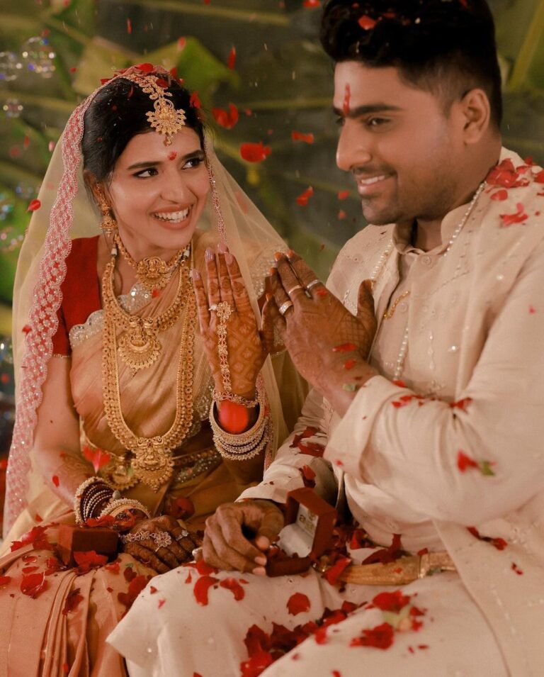 Chitra Shukla Instagram - Engagement day 💍 💍 #monday #4thdecember2023 #vcwedding #vaibhavupadhyay #chitrashukla #vc #chitrashuklaupadhyay #vaichi #vaibhavchitra #wedding Indore, India