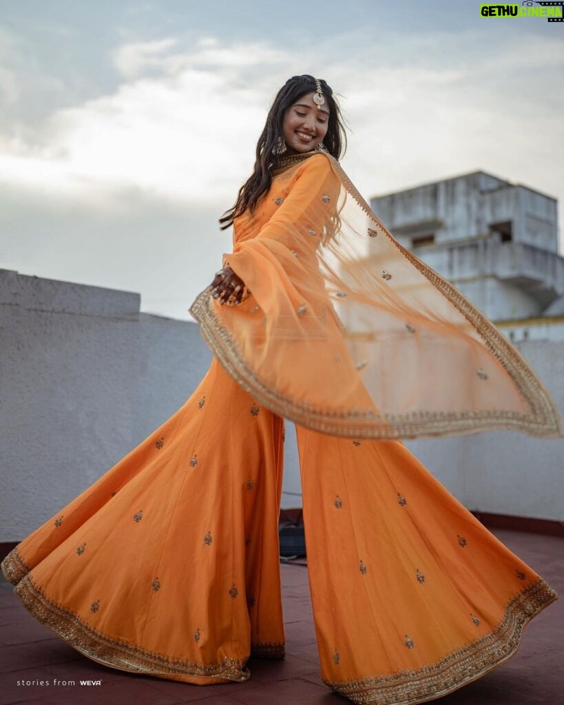 Deepika Venkatachalam Instagram - That one picture which spoke my forever dream! 🧡 . 📸 @wevaphotography Styling @stylingbysamiha Outfit @jigarmaliofficial Make up @vishualizemua Hair @saisubha_hairstylist Jewellery @fineshinejewels . #RnD #RnDwedding
