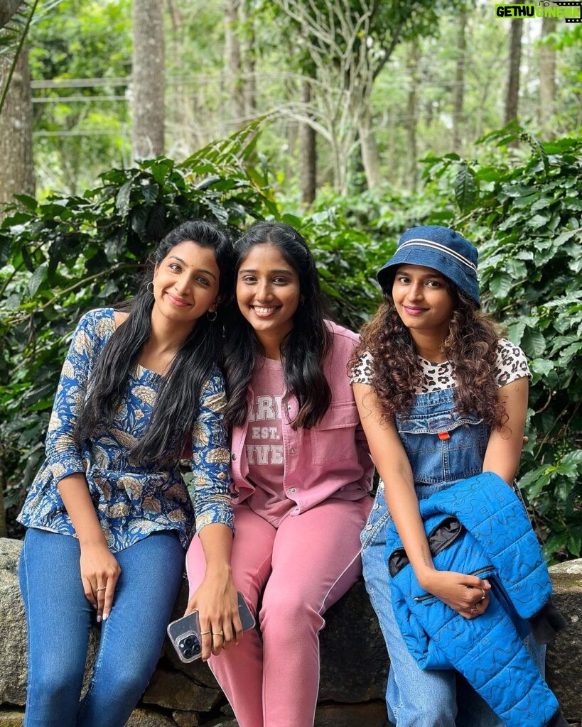 Deepika Venkatachalam Instagram - Me n the sweet gals 🦋🧿🩵 . . . #Abbu #Deeps #Peet #kkk #kkk2 #kanakaanumkaalangalseason2 #kanakaanumkaalangal #paaru #abi #shwetha #yercaudhills #yercauddiaries #shootmode #friendsatwork❤️