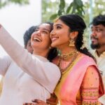 Deepika Venkatachalam Instagram - #Weddinglookbook Kerala-themed Engagement 💕 (3/5) A stylist and a new friend @artra1210 who effortlessly turned my engagement into a fairytale with her magical touch! ❤️ She started working her magic from the moment we shared our vision of a Kerala-based theme. She took in all our requirements and ensured that our outfits reflected tradition in the most unique and stunning way possible. She suggested so many brilliant ideas and put so much effort into each outfit. From sketching intricate designs to sourcing the perfect fabrics to handpicking the perfect accessories, Pavi's work had no bounds, and we were in awe of the love and passion she had for her work. When we were planning for the second outfit for the engagement, she suggested going for the same mood board and colour palette and we chose a beautiful gold saree with a blush pink border adorned with motifs of the tree of life from @muhurth.brand ❤️ and a super cute close neck blouse with intricate embroidery designs from @d.sign.d ❤️and we totally loved how the blouse complemented the whole look of the saree effortlessly. For the jewels, we decided to go for a bright temple look jewellery with bright red stones and emeralds to amp up the gold and pink of the saree. We found the perfect set from @vriksham and went for it with no second thoughts. After getting ready when I looked at myself in the mirror, I felt like a royal princess and my heart danced with joy! Every detail was just perfect, and I couldn't believe how beautifully Pavi had brought our vision to life. More pictures and details about the outfit will be up in our feed soon. Stay tuned guys!!🌝 . 📸 @photonimage_by_daran Makeup & hair : @kabooki_mua . #RnD #RnDwedding #Engagement
