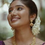 Deepika Venkatachalam Instagram - Deepika’s Nalangu makeover 💜 Makeup by @vishualizemua Hair by @saisubha_hairstylist Shot by @anirudh.sriknth Edited by @ashwin_guru17 #RnD #RnDwedding #RVPxDeeps #vishualizemua #bridesofvishualize
