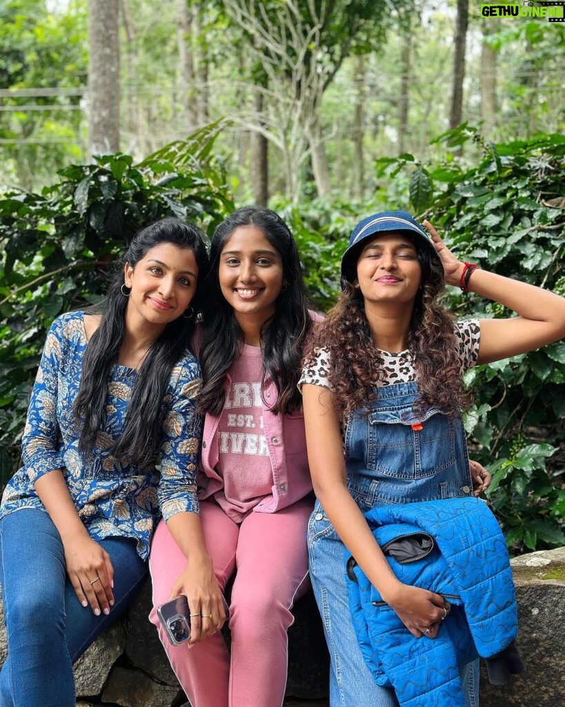 Deepika Venkatachalam Instagram - Me n the sweet gals 🦋🧿🩵 . . . #Abbu #Deeps #Peet #kkk #kkk2 #kanakaanumkaalangalseason2 #kanakaanumkaalangal #paaru #abi #shwetha #yercaudhills #yercauddiaries #shootmode #friendsatwork❤️