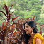 Deepika Venkatachalam Instagram - #DiwaliwithD (9/10) 💛 POV: Some main character energy in a pavadai daavani ✨ ft @aneeqaofficial Wearing a super cute Paavadai Daavani set, running and twirling around the whole day from one corner of the house to another, and feeling the heroine vibes is something every girl can relate to! What daa girls crct thaan ah? I always believe that there is something so beautiful about our traditional outfits and it brings out the most feminine side of a girl. One such azhagu traditional outfit is this Lehenga set from @aneeqaofficial 💛 A pure pattu mangalgiri lehenga in a pleasant peach colour with a bright chinnon lemon yellow dupatta that has butti embroidery all over. The combination of pastels and bright colours can never go wrong and that too in a beautiful lehenga like this, Never!! I bought this set for one of the important scenes for KKK (Hope y’all know which scene it is. Hehe🙈) and received a lot of compliments for Abi and your D thought why not use it for Diwali as well. Epuuddiiii?😌 This set is perfect for Diwali morning pooja and temple visits. Drape the lehenga, pair it with a jumkha and bangles and you’ll look like a cute Diwali pattakaa making heads turn wherever you go. ( My personal suggestion: @konikajewellery ) This outfit is totally customizable in any pattern you wish and you can also customize family coordinated outfits. So cool laa? The set is priced around 5k which is totally worth it because you can style the skirt, blouse, and dupatta separately in many ways and you can easily restyle and rewear it for many occasions 😉 You all would have seen how Abi styled this outfit for the KKK episode, but how would have D styled this set playing with some Jewellery ? Curious? 💭 . . 📹 @mukesh__dm . #Deepika #DiwaliwithD #chennaiinfluencer