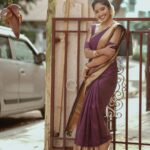 Deepika Venkatachalam Instagram - POV: You feel like a Chamathu ponnu in Traditionals🌝 Throughout all the events for the wedding, I had a stylist, but for the Nalangu I wanted to take the styling into my hands because it's more of an intimate ceremony with only our inner circle. So I wanted it to be more personal and connect our family's bond and tradition. Now after the styling, when it came to the makeup I was so satisfied with the look @vishualizemua created on me. After the desi & vibrant Mehandi look, I wanted subtle and traditional makeup for the Nalangu. Vishnu akka beautifully achieved it and even managed to hide an infection I had on my left eye with a cute eye makeover. 👀 As I stepped out, my mom said, 'Ayy Azhaga irukaa dii' with so much excitement and sparkle in her eyes. It made me smile even more & increased the glow. After all, compliments from moms are so special la??🙈 More than her work what impressed me even more about @vishualizemua was her professionalism. She constantly kept me in the loop throughout the process and arrived on time for both events. Her work reflected not just her skill but also her strong work ethic and values. As both an admirer of her work and a satisfied client, I couldn't have asked for more. She's a gem of a person and a pro in her work. Bridesmaids and brides to be take notes and thank me later. Hehehe🌝 . 📸 @wevaphotography Saree : @saaramati MUA : @vishualizemua Hairstylist @saisubha_hairstylist . #RnD #RnDwedding