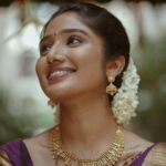 Deepika Venkatachalam Instagram - POV: You feel like a Chamathu ponnu in Traditionals🌝 Throughout all the events for the wedding, I had a stylist, but for the Nalangu I wanted to take the styling into my hands because it's more of an intimate ceremony with only our inner circle. So I wanted it to be more personal and connect our family's bond and tradition. Now after the styling, when it came to the makeup I was so satisfied with the look @vishualizemua created on me. After the desi & vibrant Mehandi look, I wanted subtle and traditional makeup for the Nalangu. Vishnu akka beautifully achieved it and even managed to hide an infection I had on my left eye with a cute eye makeover. 👀 As I stepped out, my mom said, 'Ayy Azhaga irukaa dii' with so much excitement and sparkle in her eyes. It made me smile even more & increased the glow. After all, compliments from moms are so special la??🙈 More than her work what impressed me even more about @vishualizemua was her professionalism. She constantly kept me in the loop throughout the process and arrived on time for both events. Her work reflected not just her skill but also her strong work ethic and values. As both an admirer of her work and a satisfied client, I couldn't have asked for more. She's a gem of a person and a pro in her work. Bridesmaids and brides to be take notes and thank me later. Hehehe🌝 . 📸 @wevaphotography Saree : @saaramati MUA : @vishualizemua Hairstylist @saisubha_hairstylist . #RnD #RnDwedding