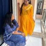 Deshna Dugad Instagram – Generational twinning!!! Drop 💙💛💙💛 hearts in the comment section 👇🏼

@deshnadugad5 and her mom looking extremely elegant in our Rangisa 2.0 Kaftaans ❤️

Wishing you all a Happy Rakhi in Advance! ✨
.
.
.
.
#deshnadugad #pushpaimpossible #childactor #indianserial #rakhshabandhan #viralpost #buynow #shopnow #share