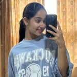 Deshna Dugad Instagram - What should be my name as i click too many mirror selfies😂🫶🏻 . . #design #deshna #deshnadugad #mirrorselfies