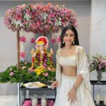 Dhanashree Verma Instagram - Happy Ganesh Chaturthi ♥️✨ Best time of the year… sending best wishes to everyone Thank you @fiorellaindia for the most stunning decor ✨ Outfit @kritikakatariaofficial Earrings @the_bling_girll Styled by @anshikaav Assisted by @bhatia_tanisha