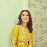 Dhvani Bhanushali Instagram - Aankhon mein tera manzar Aise hai basaaa Taaron ko ambar ka mila aashiyaan ☀️❤️