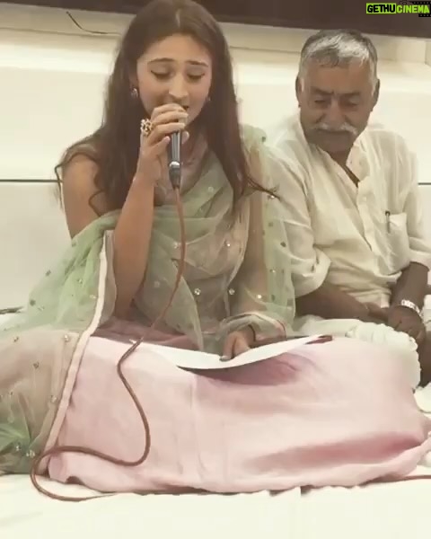 Dhvani Bhanushali Instagram - 19 year old Dhvani would have never imagined this life❤I want to share this video just as I reflect on how far I’ve come how much i am learning and continue to do so. For my dadu who I sang this for on Ganapati and my family who’s had my back and Instilled so much of our culture and tradition in me ❤ I have a long way to go and a lot more to share and I’m on it ❤ Also, Happy Navratri 💃❤