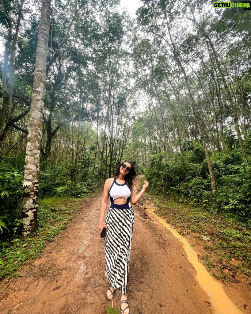 Dhvani Bhanushali Instagram - Island living and loving 🌴☀