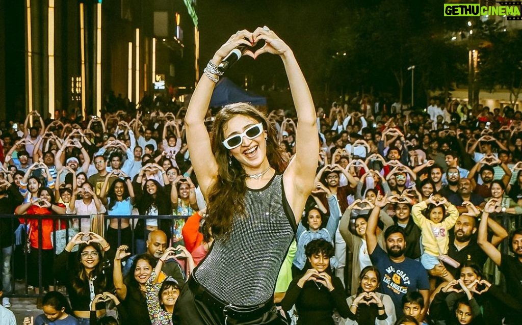 Dhvani Bhanushali Instagram - We LIT up Bangalore last night 🔥❤ it was pouring and you guys were there through and through thankyou love you❤ 📸- @baricci