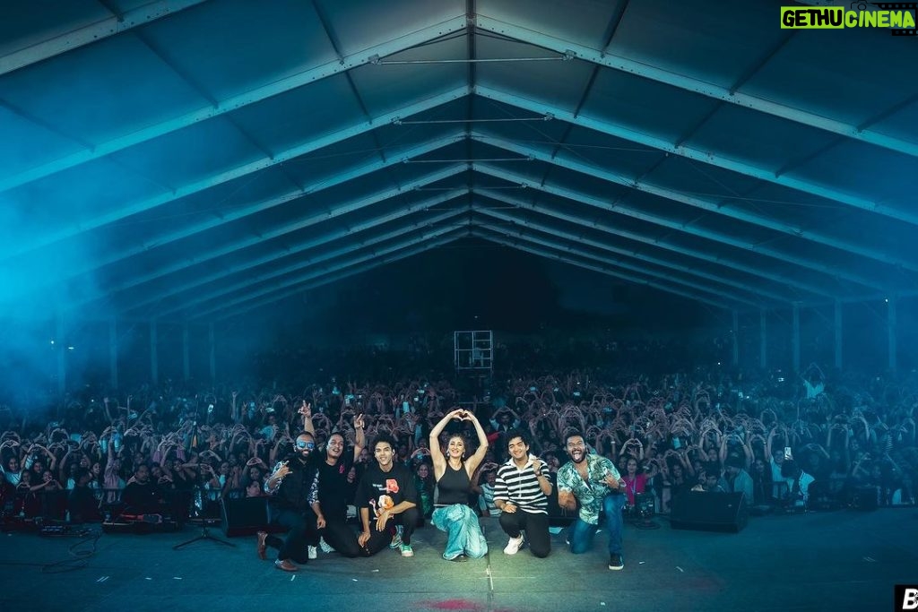 Dhvani Bhanushali Instagram - 12 thousand people,my beautiful crew and I dancing the weekend away in Bangalore 🔥❤ thankyou for the love 🚀 📸- @baricci