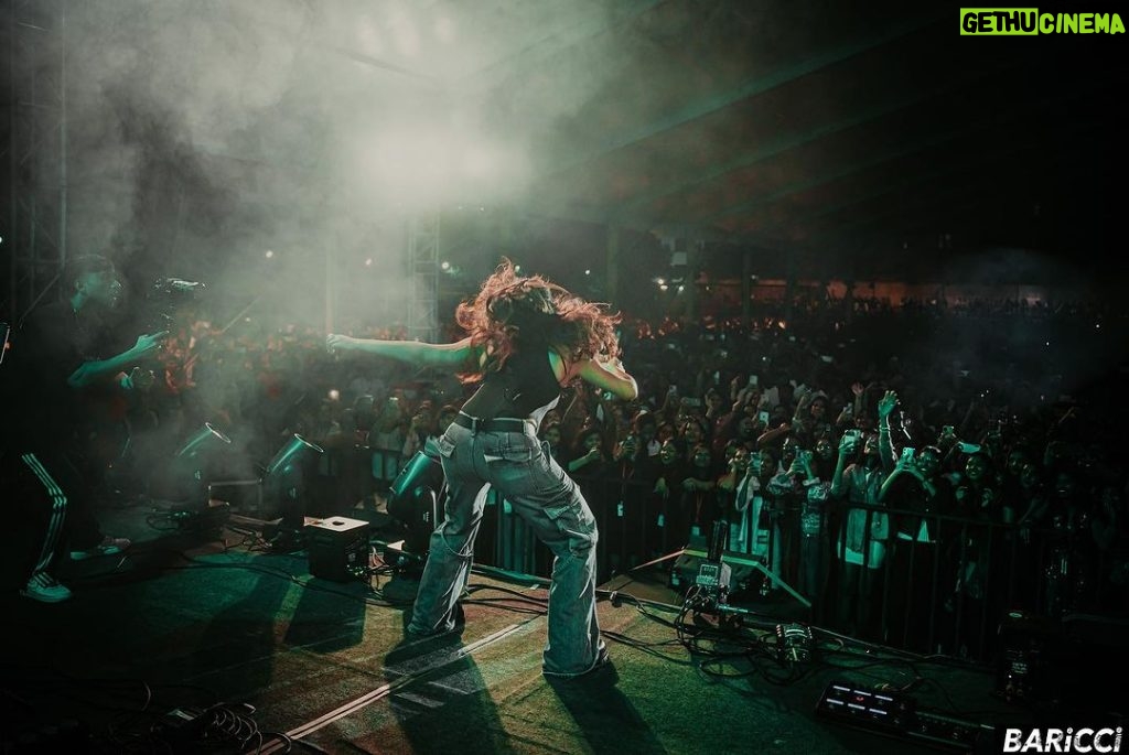 Dhvani Bhanushali Instagram - 12 thousand people,my beautiful crew and I dancing the weekend away in Bangalore 🔥❤ thankyou for the love 🚀 📸- @baricci