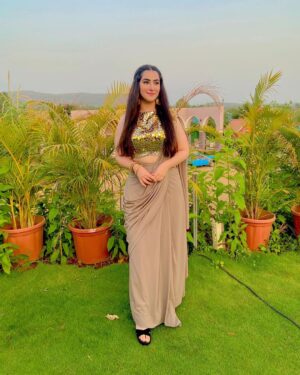 Diana Khan Instagram - Faasley rakhiyea verna mohabbat hojayegi🦋