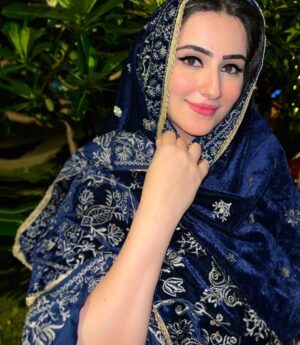 Diana Khan Instagram - Eid Mubarak 🌙 
Meri Eidi Kaha Hai?😛