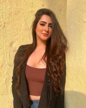 Diana Khan Instagram - Love's so hard to find,
When someone's on your mind🖤