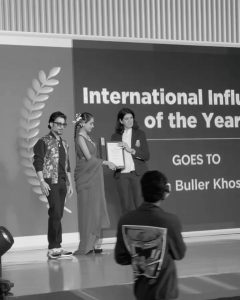 Diipa Khosla Instagram - “I paint flowers so they will not die” - Frida Khalo Back to Bombay and immediately at the @entrepreneurind @entrepreneur awards. Thank you for the honour! What a night! Thank you, thank you, thank you for “International Influencer of the year” 🏆 Also, does anything ever truly beat a red sari & flowers? ❤️🌺🌹 Team team team (would be nothing without you guys) Wearing @itrhoffical Styled by: @tryagaintoobad @styled_by_meera Styling team: @radhika__palange @jharna.art Jewellery: @amamajewels Footwear: @charleskeithoffical Glam: @suprabha_jadhav Hair @rakshandairanimakeupandhair Location @wedostudio.mumbai Shot by: @picture_tailor @that_cameraguyy Mumbai, Maharashtra