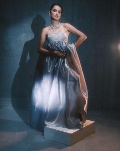 Diipa Khosla Instagram - Touchdown Mumbai 🩶 Grey swan for Halloween meets opening of @jioworldplaza in all its opulence 🩶🦢 #jioworldplaza Wearing @amitaggarwalofficial Jewellery by @beganijewels Shoes by @aquazzura Styled by @tanghavri Make up by @krisann.figueiredo.mua Hair by @rakshandairanimakeupandhair Photography by @picture_tailor