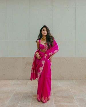 Diipa Khosla Instagram - Day 2 of @indewild Diwali Pop up in London 💖
We LOVED meeting and hugging so many of you 🥹
—
My gorgeous sari is from @ekayabanaras