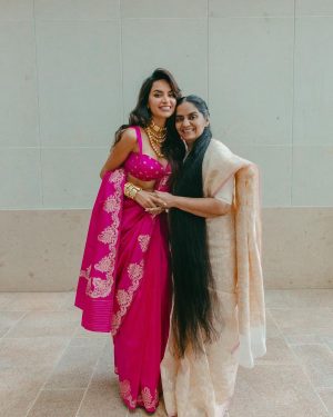 Diipa Khosla Instagram - Day 2 of @indewild Diwali Pop up in London 💖
We LOVED meeting and hugging so many of you 🥹
—
My gorgeous sari is from @ekayabanaras