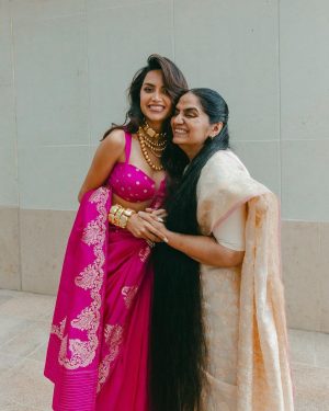 Diipa Khosla Instagram - Day 2 of @indewild Diwali Pop up in London 💖
We LOVED meeting and hugging so many of you 🥹
—
My gorgeous sari is from @ekayabanaras